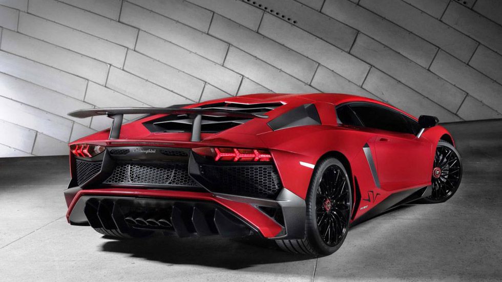 H νέα «hot» Superveloce να ολοκληρώνει τα 0-100 χλμ./ώρα σε 2,8 δλ. (0,1 δλ. πιο σύντομα από το «απλό» μοντέλο), αγγίζοντας την τελική ταχύτητα των 350 χλμ./ώρα.