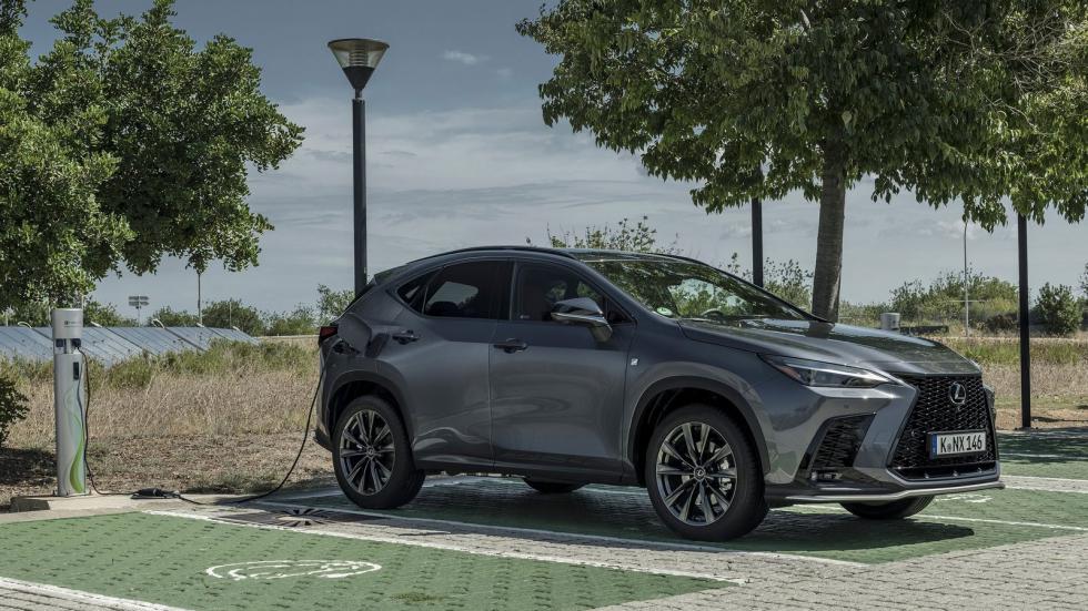 Το Plug-in υβριδικό Lexus NX 450h+ μπορεί να κινηθεί ηλεκτρικά με ταχύτητες έως 135 χλμ./ώρα και οι Ιάπωνες διατείνονται πως το υβριδικό τους σύστημα είναι 20% πιο αποδοτικό από εκείνα του ανταγωνισμο