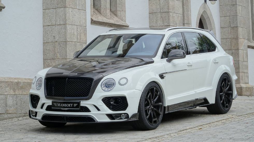 Η Mansory Bentayga έχει ανασχεδιασμένη μούρη με ενσωματωμένα ανθρακονήματα που χωρίζουν το μπροστά μέρος, ενώ έχουν τοποθετηθεί και επιπλέον φώτα ημέρας LED