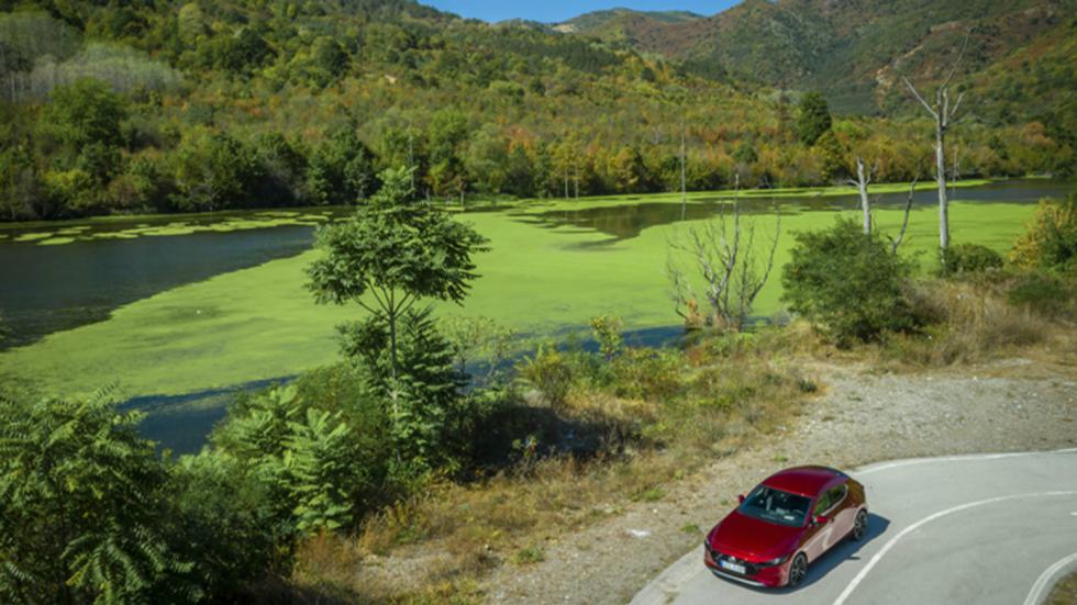 Η Mazda λέει πως όταν καίγεται το συγκεκριμένο βιοκαύσιμο απελευθερώνει μόνο το διοξείδιο του άνθρακα που απορροφήθηκε από τα φύκια καθώς αναπτύσσονταν φυσικά.