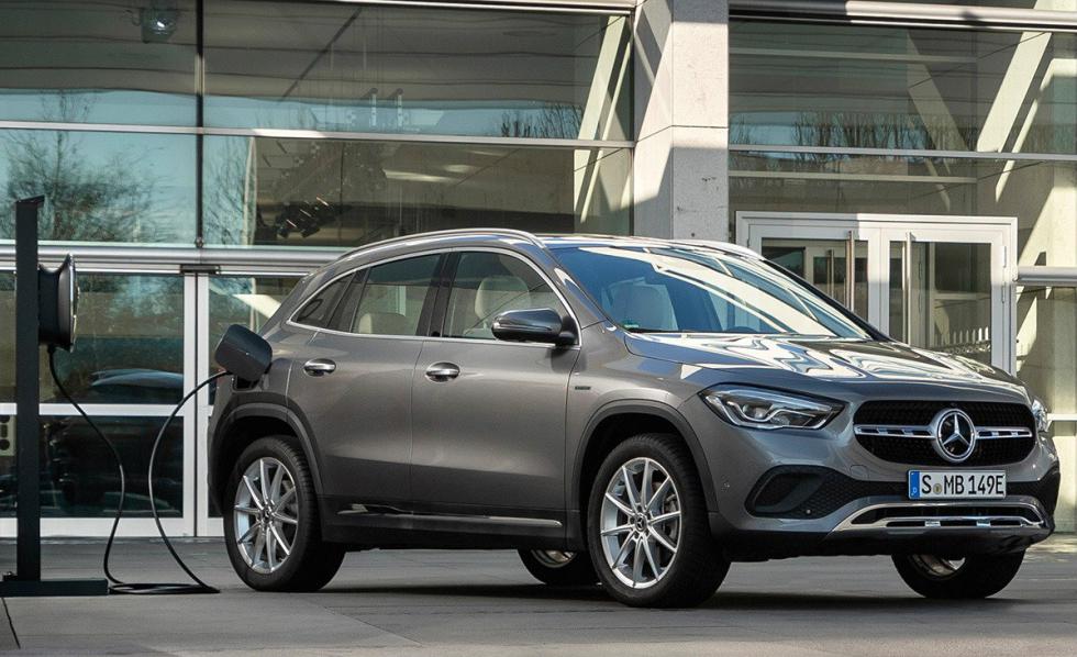 Η πολυτάλαντη  GLA 250 e ενσωματώνει τον ηλεκτρισμό στις αρετές των SUV μοντέλων. Έτσι συνδυάζει τις δυναμικές επιδόσεις (0-100 χλμ./ώρα σε 7,1 δευτερόλεπτα) με μια μέση κατανάλωση μόλις 1,3 λτ./100 χ