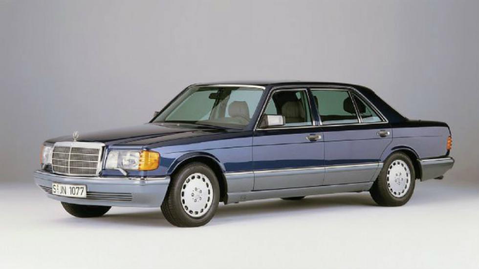 W126 (1980-1991): Νέα στάνταρ στην ασφάλεια με αερόσακο για τον οδηγό και προεντατήρες ζωνών ασφαλείας