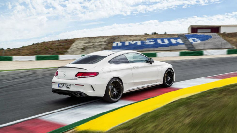 Η δύναμη στην AMG C63 Coupe θα παρέχεται από έναν twin-turbo 4 λίτρων V8 κινητήρα απόδοσης 476 και 510 ίππων.