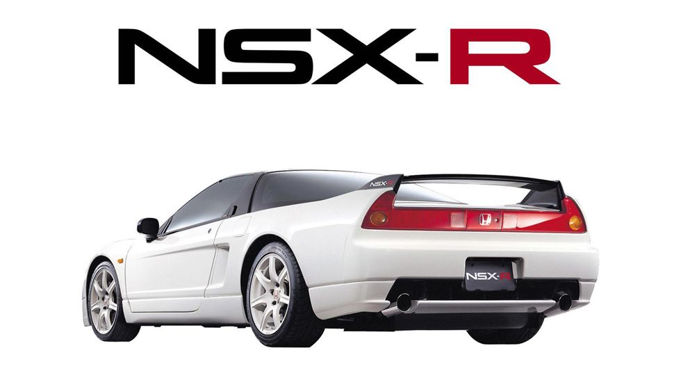 Το πρώτο NSX-R παρουσιάστηκε το 1992 και είχε τροποποιηθεί για τη βελτίωση της απόδοσής του στην πίστα, φέροντας σκληρότερη ανάρτηση και ελαφρύτερο αμάξωμα.