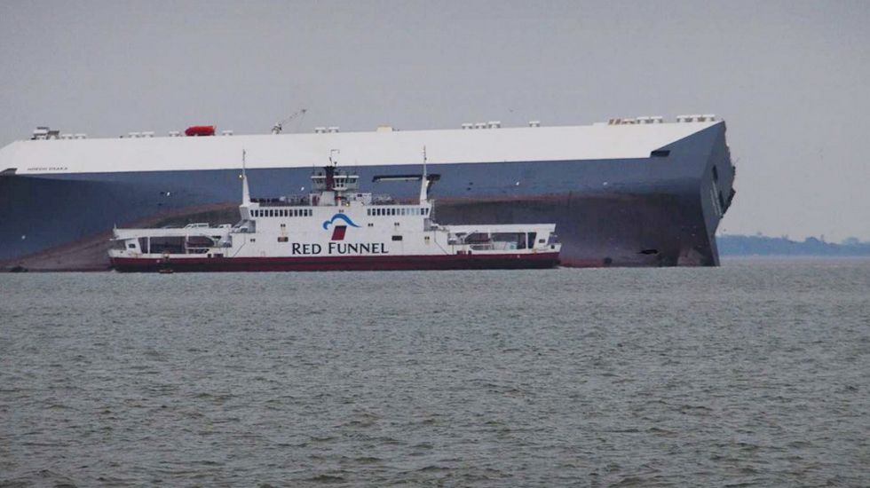 Λόγω της θαλασσοταραχής, το εμπορικό πλοίο Hoegh Osaka που μετέφερε 1.400 πολυτελή μοντέλα αγγλικών εταιρειών ναυάγησε έξω από την ακτές της Βρετανίας.