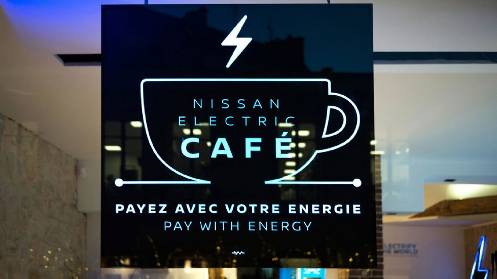 Στο Nissan Electric Café, οι πελάτες του έχουν τη δυνατότητα να χρησιμοποιήσουν τεχνολογία αιχμής και να παράγουν τη δική τους ενέργεια. 