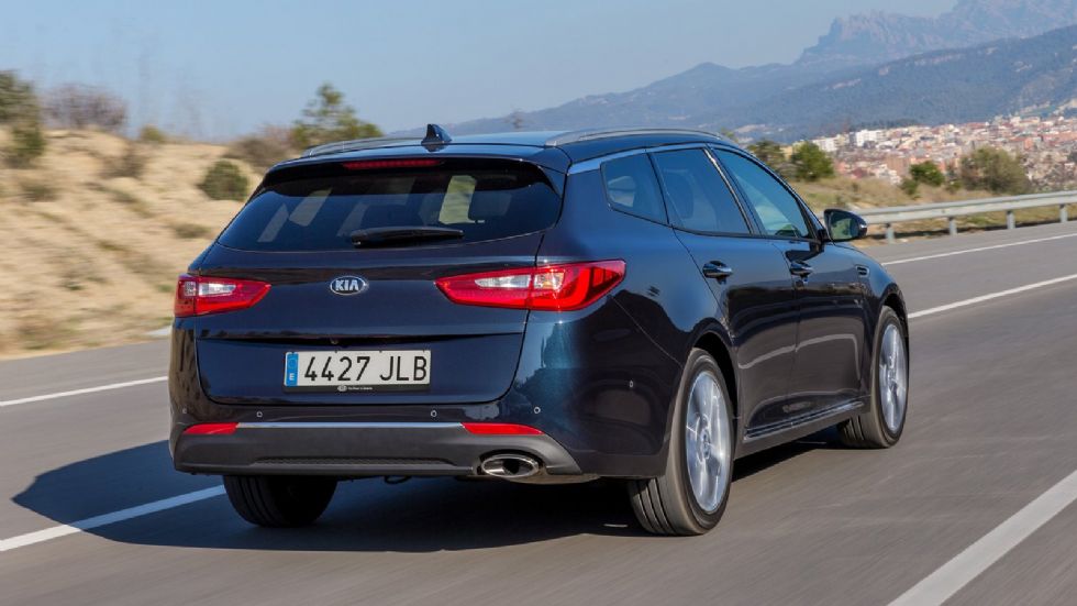 Το Optima Sportswagon προφανώς αποτελεί τη station wagon εκδοχή του Optima, ενώ με μήκος 4.855 χλστ. (όσο και το sedan), αποτελεί το πρώτο μεσαίο wagon της Kia.