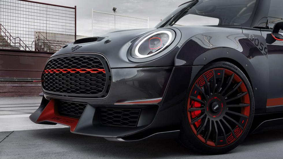 Το JCW GP Concept πατάει πάνω σε ελαφρού κράματος Racetrack ζάντες 19 ιντσών με τα λογότυπα GP και λεπτομέρειες σε κόκκινο Curbside και πορτοκαλί Highspeed χρώμα.