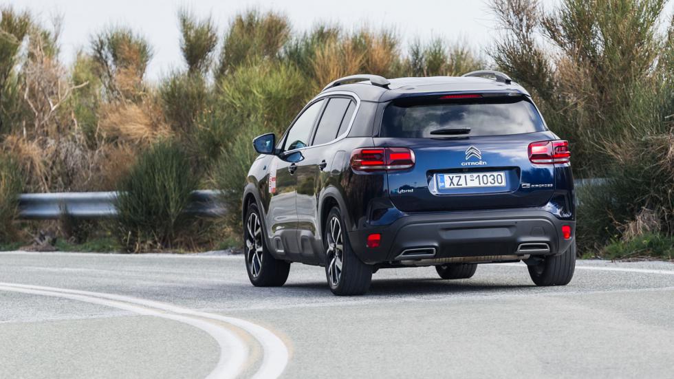 Το Citroen C5 Aircross είναι πιο σφιχτό από τις συμβατικές εκδόσεις, ωστόσο και πάλι καταφέρνει να ισοπεδώνει τις ανωμαλίες, τη στιγμή που το επίπεδο θορύβου στην καμπίνα είναι εξαιρετικά χαμηλό.