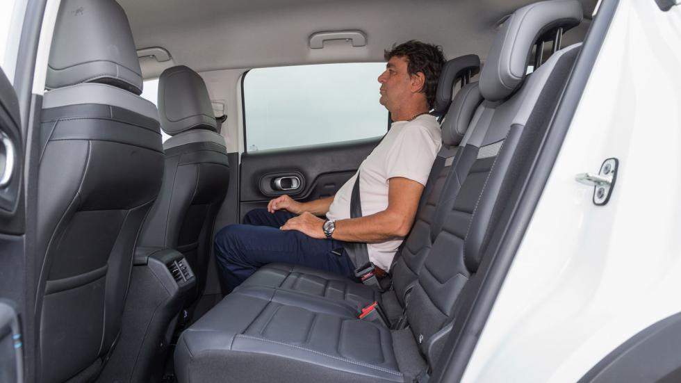 Η πίσω σειρά Advanced Comfort καθισμάτων του γαλλικού SUV αποτελείται από τρία αυτόνομα καθίσματα, τα οποία σύρονται κατά 15 πόντους.