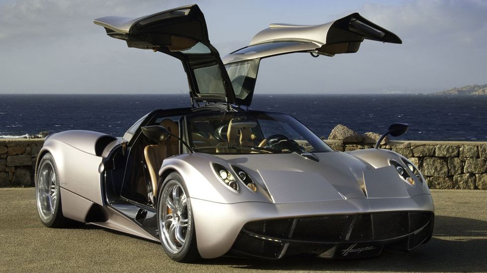 H Huayra ξεχωρίζει για τις μεγάλες τύπου «gull-wing» θύρες, που περιλαμβάνουν και το μεγαλύτερο μέρος της οροφής.