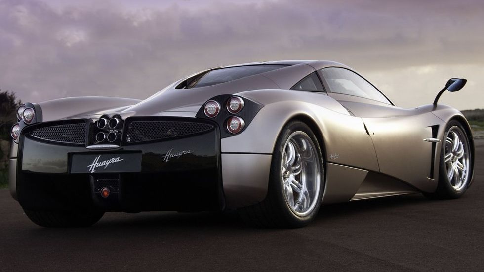 H Pagani Huayra φέρει στο κέντρο της τον bi turbo 6λιτρο κινητήρα της AMG με απόδοση 710 ίππους και 1.000 Nm ροπής.