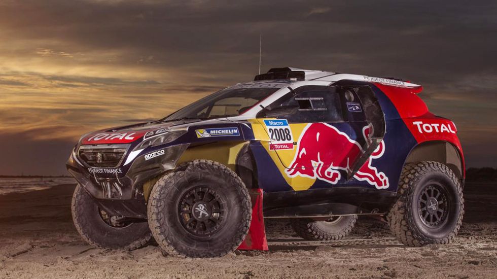 Οι άνθρωποι της Peugeot αποκάλυψαν το 2008 DKR για το Dakar 2015 , που φέρει τα χρώματα των χορηγών της ομάδας -Red Bull & Total- συνδυάζοντας το μπλε, το άσπρο και το κόκκινο.