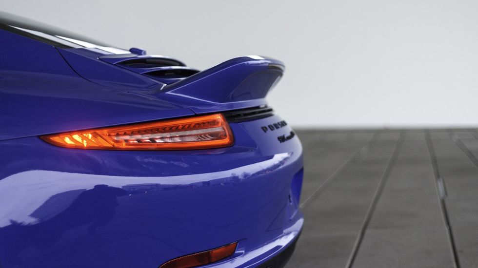 Η 911 GTS Club Coupe ξεχωρίζει με τους καθρέπτες SportDesign, τα σκουρόχρωμα εμπρός Bi-Xenon φωτιστικά σώματα τεχνολογίας Porsche Dynamic Light System και την ευμεγέθη πίσω αεροτομή.