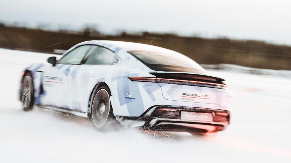 Porsche Taycan έσπασε ρεκόρ για το μεγαλύτερο drift με ηλεκτροκίνητο