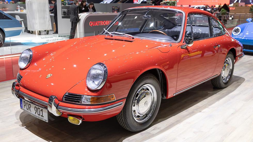 H Porsche 911 έκανε ντεμπούτο το 1964 και έμεινε στην ιστορία για τις μοναδικές καμπύλες της και την πισωμήχανη διάταξη με τους αερόψυκτους (αρχικά) boxer κινητήρες.