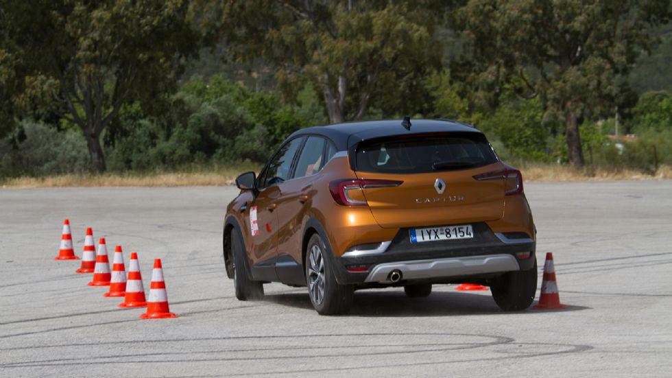 Με πετυχημένη είσοδο στα 74 χλμ./ώρα το Renault Captur αξιοποιεί την λειτουργία του ESP το οποίο διορθώνει δραστικά το λάθος και εξαφανίζει την υποστροφική τάση, χωρίς όμως να «πνίγει» την εξέλιξη της