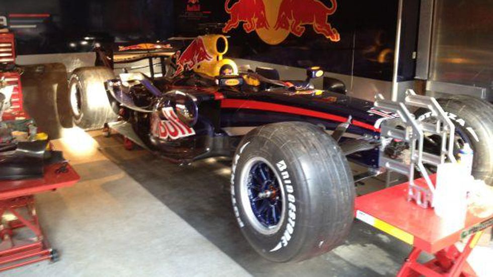 Tο Red Bull Racing RBR3 έχει σχεδιασθεί από τον Adrian Newey, ενώ η τιμή του εκτιμάται στα 318.870 ευρώ.