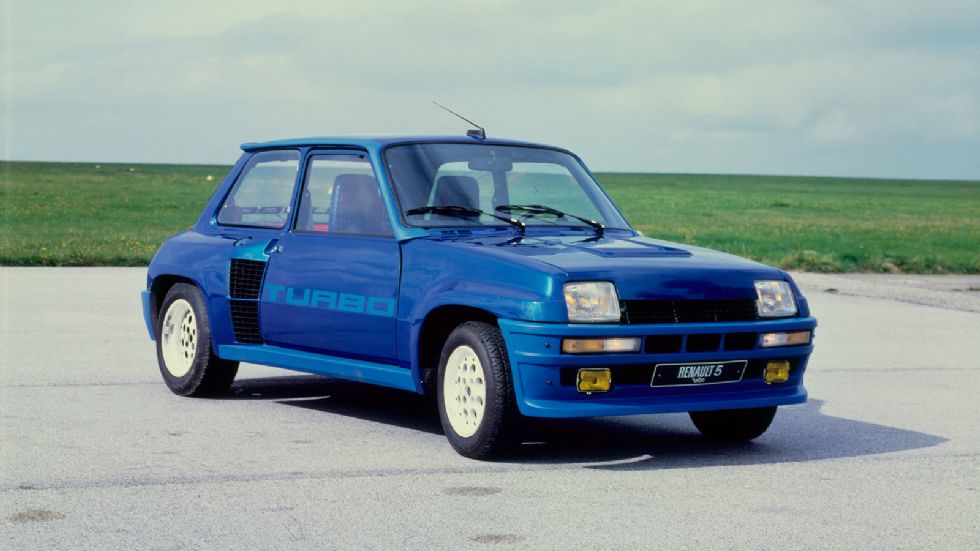 Τα 400 πρώτα Renault 5 Turbo που φτιάχτηκαν, ήταν συμβατά με την ομολογοποίηση Group 4, επιτρέποντας στο αυτοκίνητο να συμμετέχει σε διεθνή ράλι.