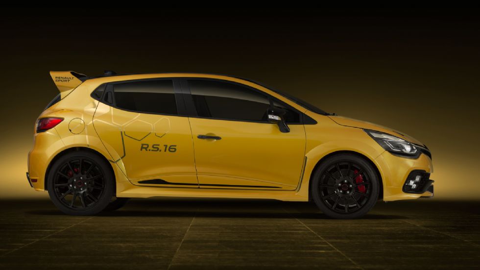 Για το καλύτερο πάτημα του «καυτού» Clio RS 16 χρησιμοποιούνται οι ζάντες 19 ιντσών Speedline Turini, με λάστιχα Michelin Pilot Sport διαστάσεων 235/35.