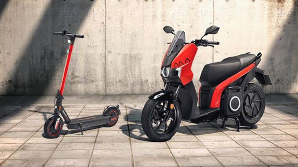 Τα SEAT MÓ eScooter 125 και eKickScooter 65.