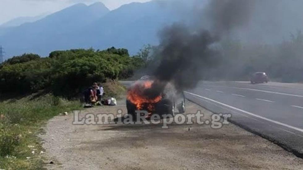 Αυτοκίνητο άρπαξε φωτιά εν κινήσει στο Δομοκό (+video)