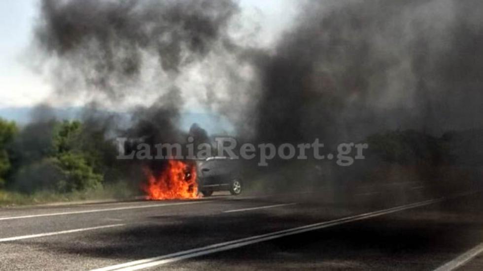 Αυτοκίνητο άρπαξε φωτιά εν κινήσει στο Δομοκό (+video)