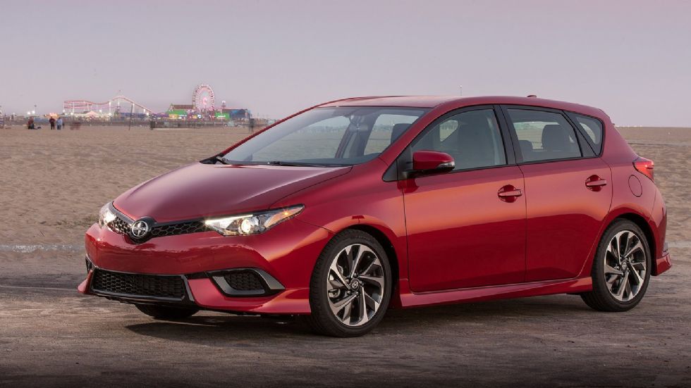 Οι ομοιότητες του εικονιζόμενου hatchback Scion iM με το Toyota Auris είναι παραπάνω από εμφανείς. Στο μέλλον θα φέρει τα λογότυπα της «μαμάς» Toyota.