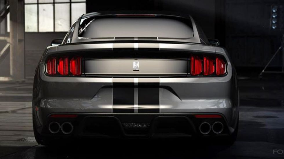 Στον στάνταρ εξοπλισμό της Shelby GT350 Mustang έχει τοποθετηθεί διαφορικό περιορισμένης ολίσθησης, ενώ προαιρετικά το εν λόγω μοντέλο μπορεί να πατήσει σε 19άρες ζάντες αλουμινίου.