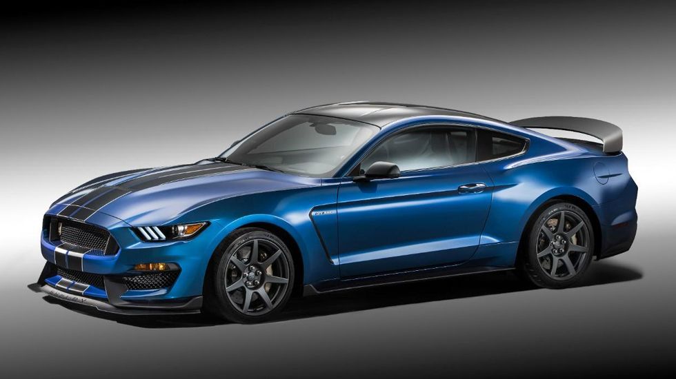 Η πιο «ετοιμοπόλεμη Mustang για δρόμο και πίστα», η Shelby GT350R Mustang παρουσιάστηκε στο Ντιτρόιτ με εντυπωσιακό αγωνιστικό στιλ και ισχύ που ξεπερνά τα 500 άλογα.