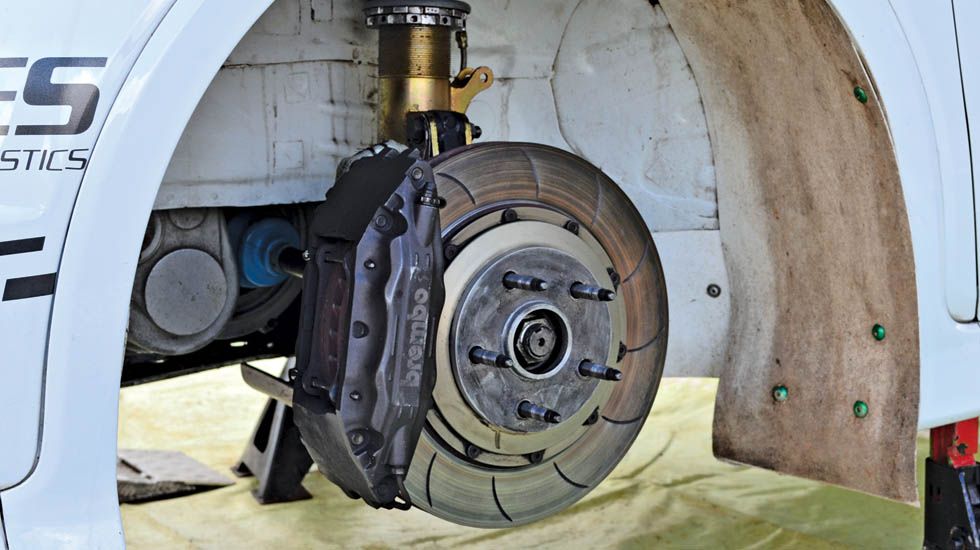 Τα φρένα άγκυρες της Brembo με δίσκους διαμέτρου 328 χλστ για τα εμπρός και 278 χλστ για τα πίσω, συνοδεύονται με κατανεμητή της πέδησης και δυο ξεχωριστές αντλίες. 