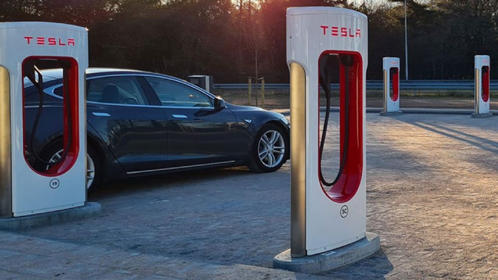 Tesla: Τέλος η δωρεάν φόρτιση στην Ελλάδα!