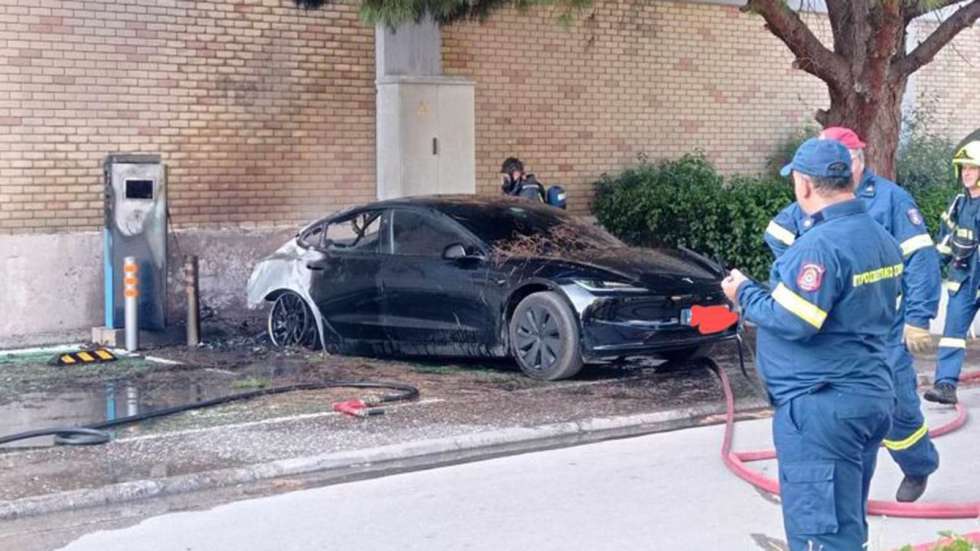 Tesla Model 3 πήρε φωτιά την ώρα που φόρτιζε σε πάρκινγκ σούπερ μάρκετ στην Αγία Παρασκευή