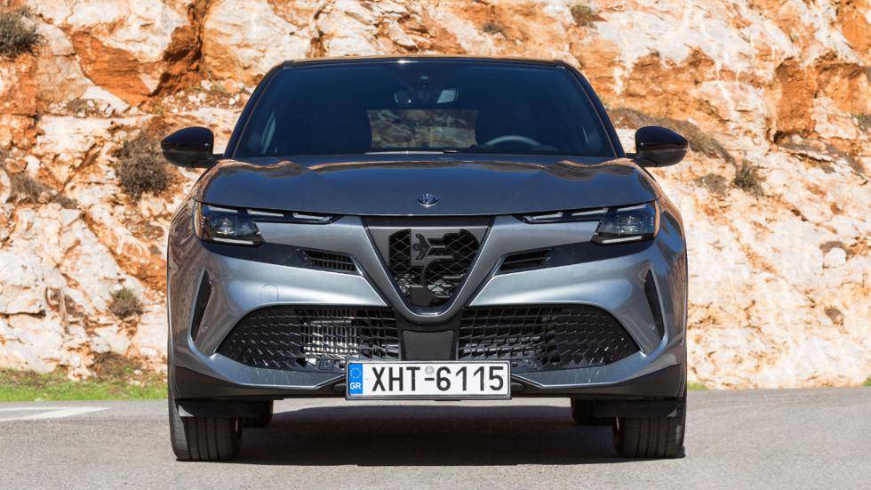 Η νέα Alfa Romeo Junior καταφέρνει να κερδίσει τα βλέμματα, όντας συνολικά σπορτίφ, χάρη στις αναλογίες της, τους μικρούς προβόλους της και τα μυώδη φτερά της.