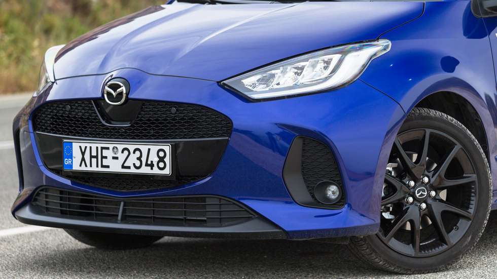 Μετά την ανανέωση, το Mazda 2 hybrid διαφοροποιείται κατά κύριο λόγο στο εμπρός μέρος με ένα πλήρως ανασχεδιασμένο προφυλακτήρα, στον οποίο ενσωματώνεται η χαρακτηριστική πολυγωνική γρίλια