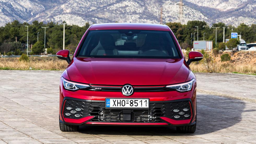 Το Golf GTI θα το αναγνωρίσεις αρχικά από τη μεγάλη κυψελωτή μάσκα στο εμπρός μέρος.
Fanari: 