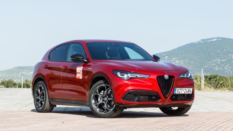 Η Alfa Romeo Stelvio προσφέρεται ως τετρακίνητη με δίλιτρο κινητήρα βενζίνης 280 ίππων και ως diesel με μοτέρ 2,2 λτ. σε απόδοση 210 ίππων.