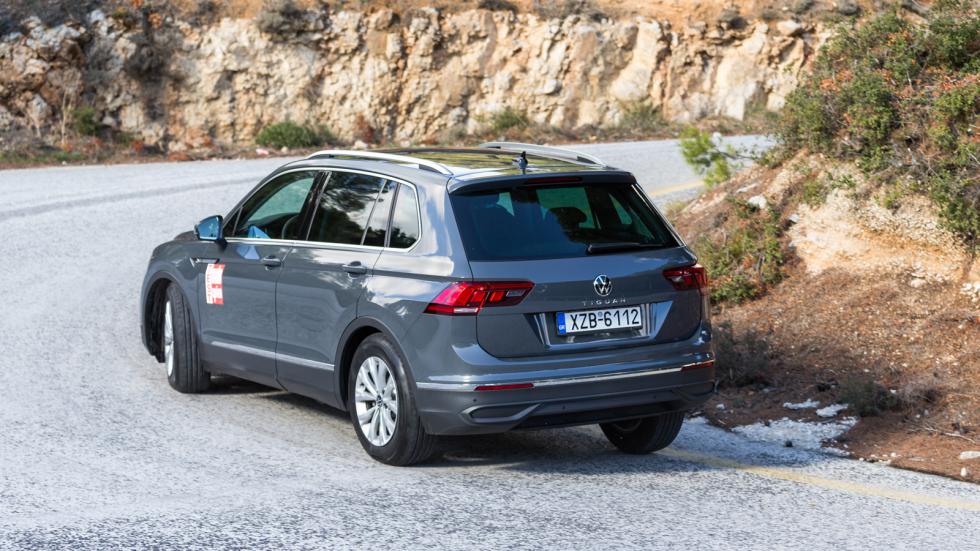 Στην περίπτωση του Tiguan η ανάρτηση αποδεικνύεται εξαιρετική στο φιλτράρισμα των ανωμαλιών, ενώ παράλληλα στον ανοιχτό δρόμο η κύλιση είναι πολύ ποιοτική. 