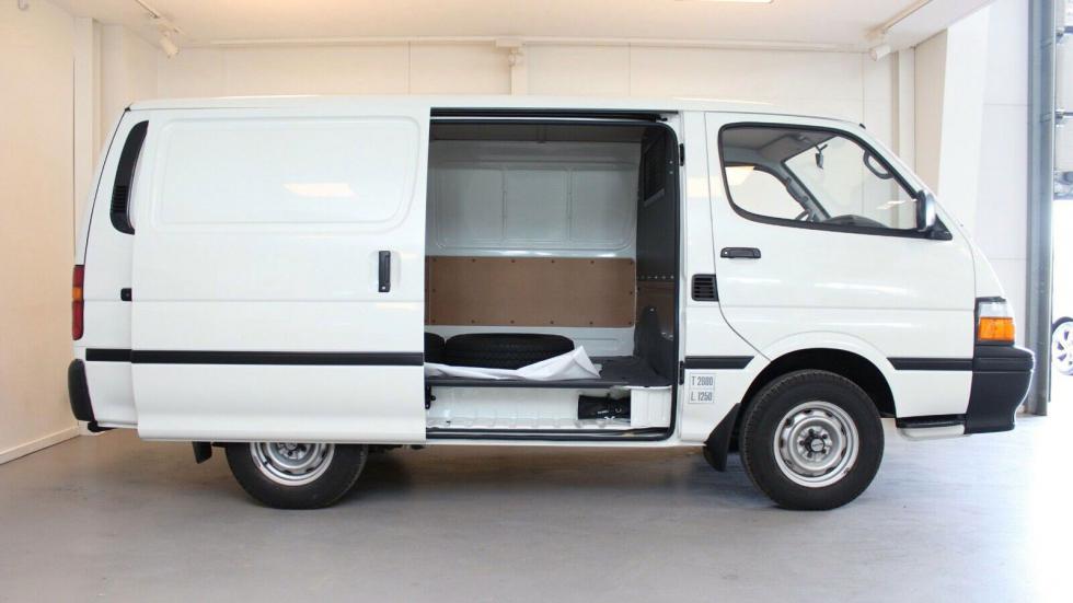 Toyota HiAce σαν καινούργιο με 490 χλμ. στο κοντέρ