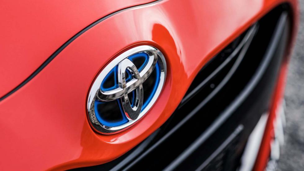 Τέλος τα «μπλε» εμβλήματα στα υβριδικά Toyota 