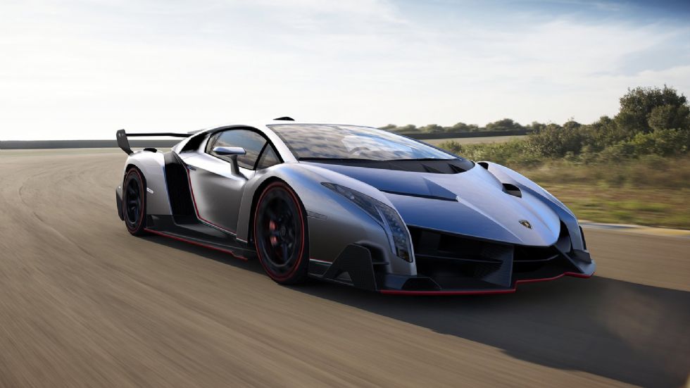 Πωλείται η πρώτη Lamborghini Veneno που φτιάχτηκε ποτέ, σε μία τιμή που μάλλον αποτελεί «ευκαιρία», καθώς ο κάτοχός της ζητάει «μόλις 7,9 εκ. δολάρια (7,1 εκ. ευρώ). 