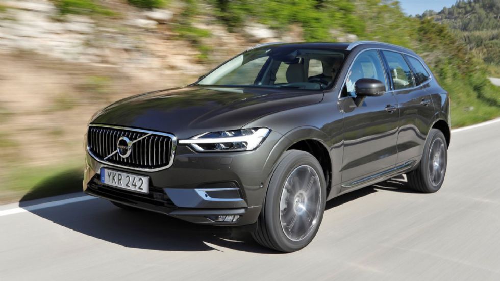 Το XC60 της Volvo κερδίζει θετικές εντυπώσεις με την εμφάνισή του, αλλά είναι αρκετά ακριβότερο από τις άλλες 3 mainstream επιλογές της κατηγορίας.