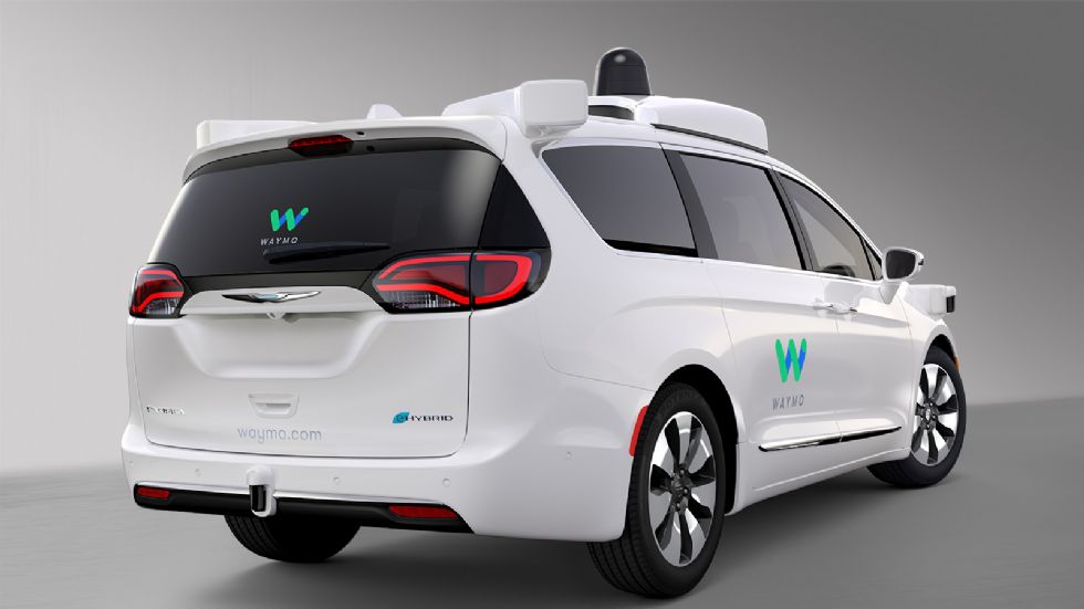 Οι μηχανικοί της FCA και της Waymo συνεργάστηκαν για να εξοπλίσουν το Chrysler Pacifica Hybrid με τεχνολογίες αυτόνομης οδήγησης. Το αυτοκίνητο δέχθηκε αλλαγές στα ηλεκτρικά του, στον κινητήρα, το σασ