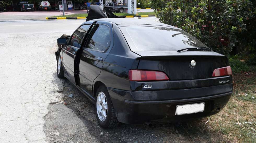 Τρακτέρ «χάλασε τη μόστρα» μιας Alfa Romeo 146 στην Λάρισα (φώτο)