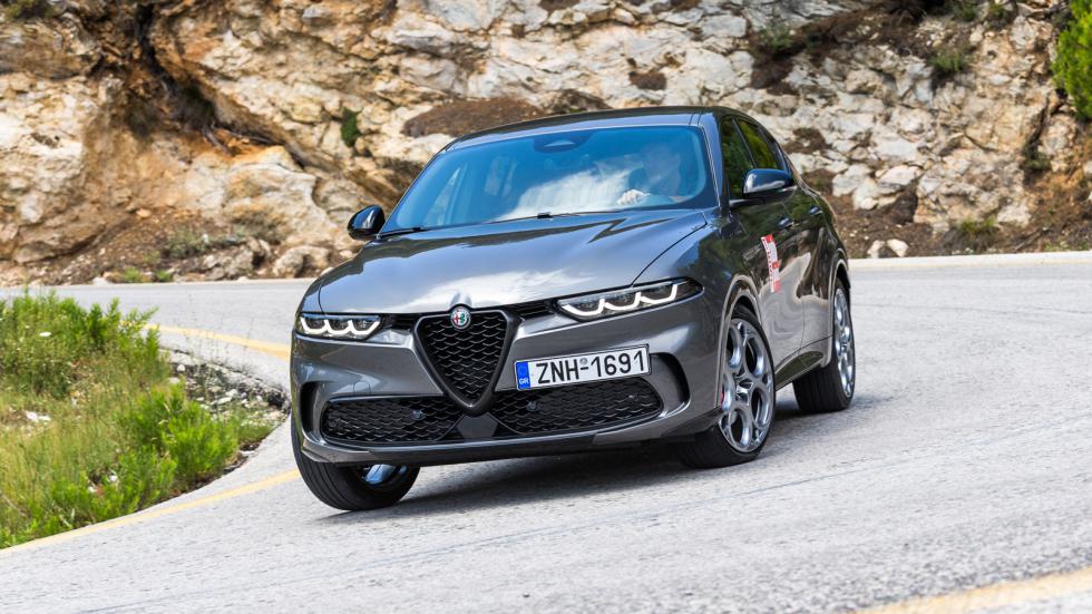 Δια χειρός του Έλληνα Αλέξανδρου Λιώκη, η Alfa Romeo Tonale έχει σε περίοπτη θέση τη χαρακτηριστική τριγωνική μάσκα «Τrilobo» και τη «Scudetto» σύνθεση της μάσκας με τους αεραγωγούς.