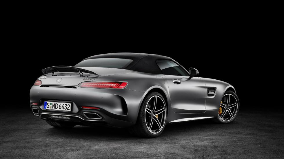 Οι περισσότερες αλλαγές της ανοιχτής AMG GT C Roadster εμφανίζονται στο πίσω μέρος, που έχει διαμορφωθεί ώστε να φιλοξενήσει την soft top οροφή.