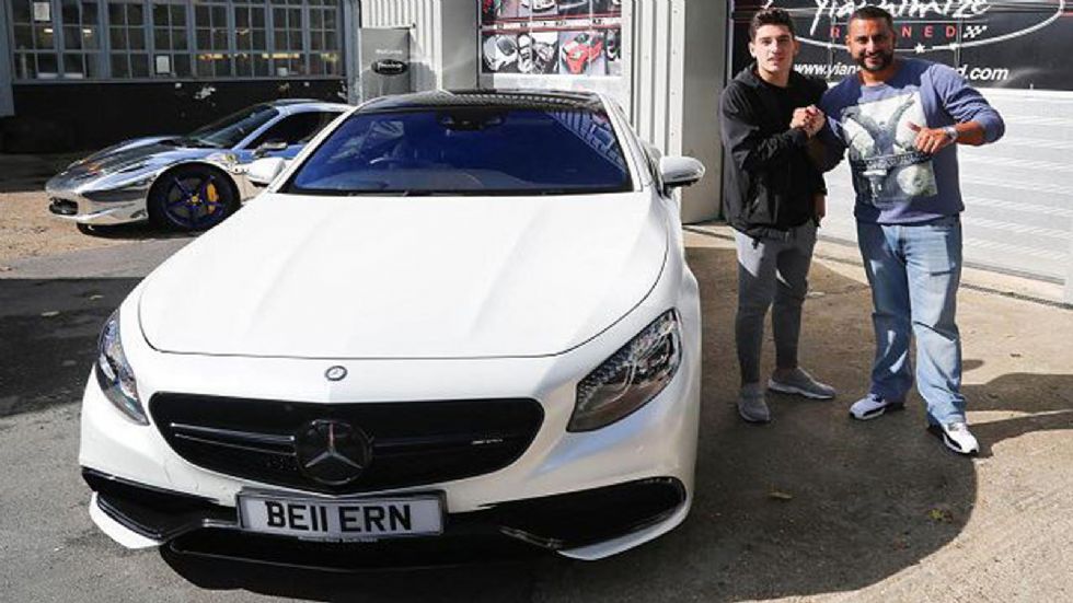 Ο Hector Bellerin βαρέθηκε το μαύρο χρώμα της Mercedes του και την έντυσε ολόλευκη.	