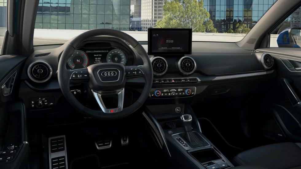 Η πρόσφατη τεχνολογική αναβάθμιση του Audi Q2 αφαίρεσε τον περιστροφικό επιλογέα που υπήρχε για το infotainment, στην θέση του οποίου υπάρχει ένας μικρός αποθηκευτικός χώρος.