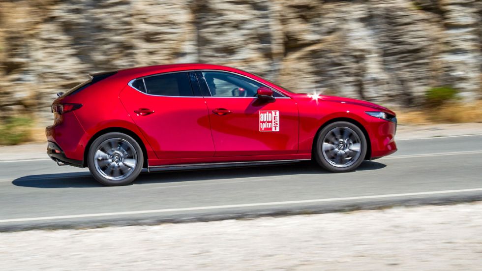 To Mazda3 με τη σχεδιαστική γλώσσα «kodo» προβάλλει έναν έντονα δυναμικό χαρακτήρα.