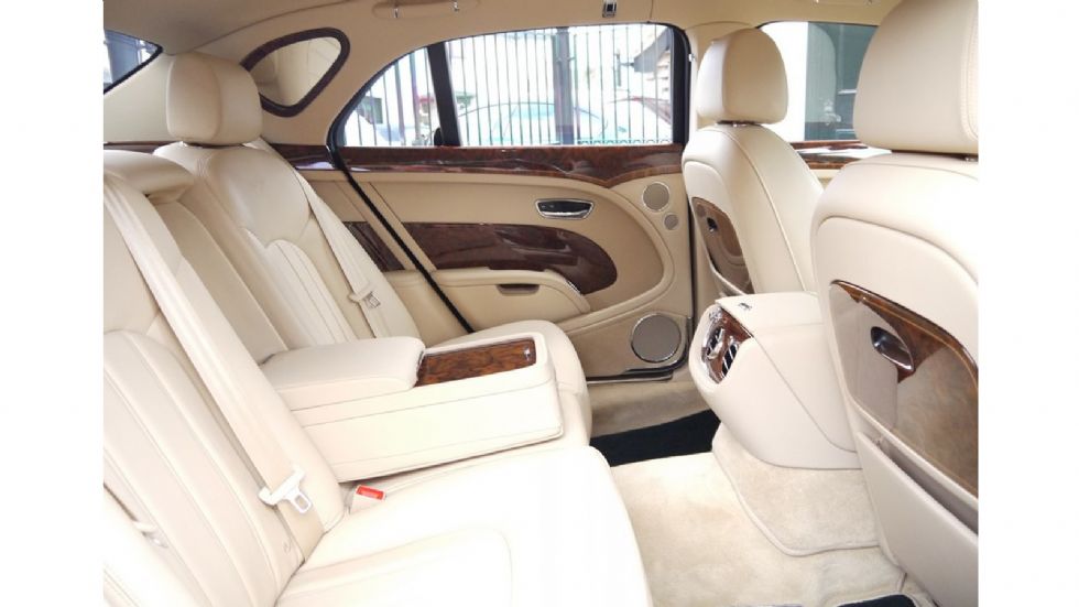 Όλες οι Bentley Mulsanne προσφέρουν βασιλικές ανέσεις, μόνο που η συγκεκριμένη κυριολεκτεί…